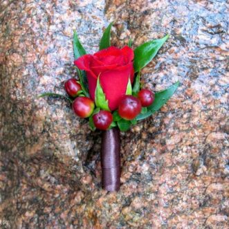 Бутоньерка из красной розы и гиперикума