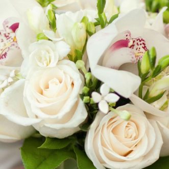 Букет невесты из белых роз и орхидей