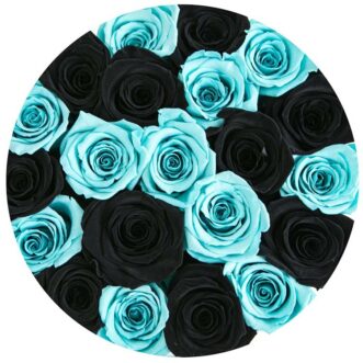 Черные и синие розы в шляпной коробке