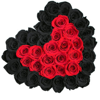 Сердце из черных и красных роз в коробке