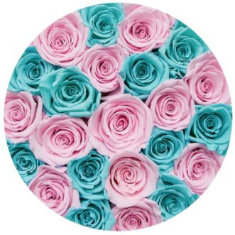 Синие и розовые розы в шляпной коробке
