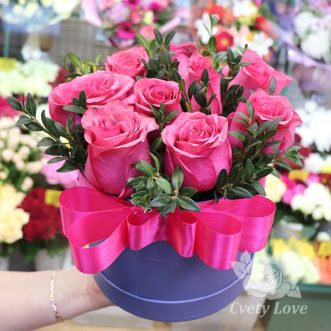 9 розовых роз в шляпной коробке