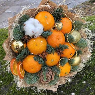 Новогодний букет из мандаринов и шаров
