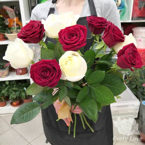 Букет из 11 красных и белых роз