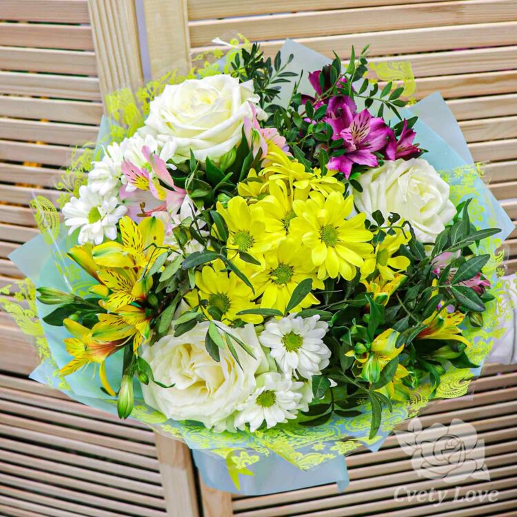 Букет из хризантем, альстромерий и белых роз