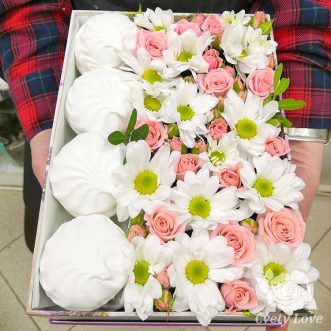 Зефир, кустовые розы и хризантемы в коробке