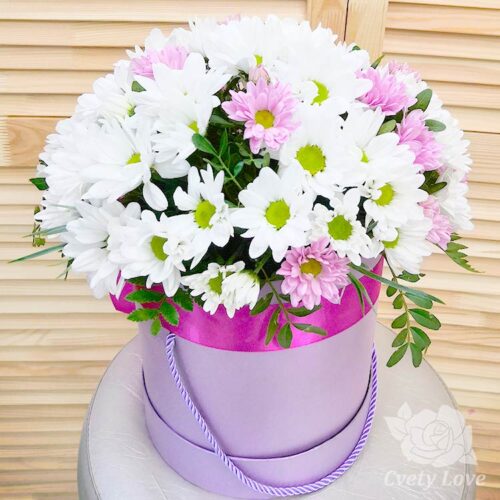 Белые и розовые хризантемы в шляпной коробке