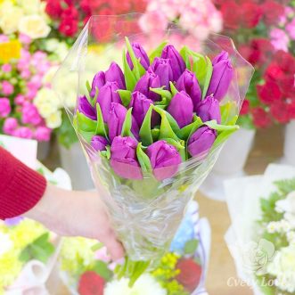 Букет из 17 фиолетовых тюльпанов