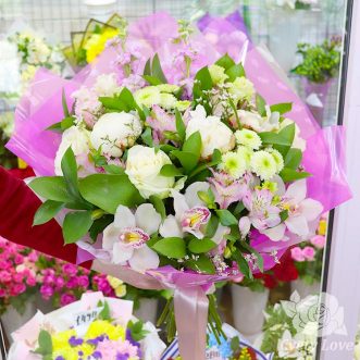 Букет из белых пионов, роз и орхидей