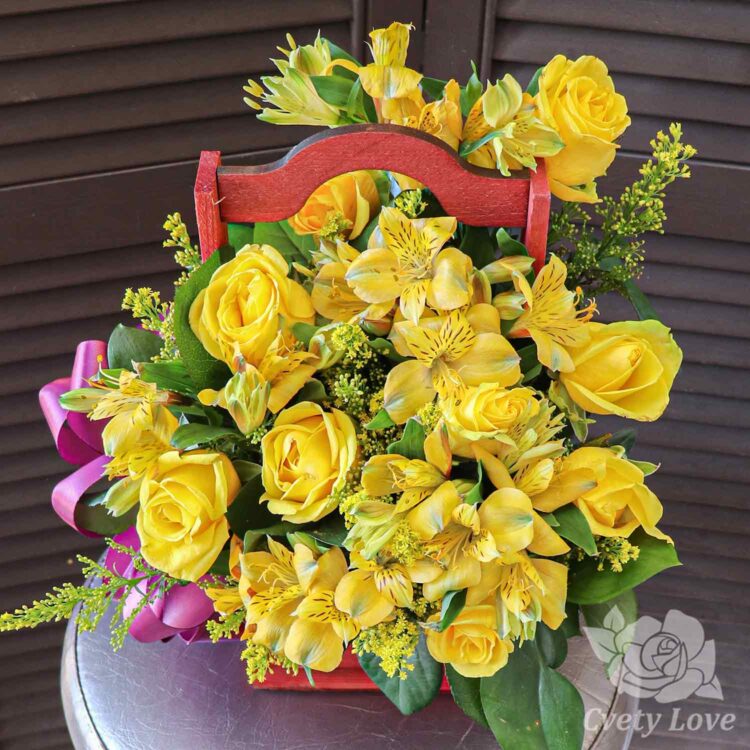 Желтые розы и альстромерии в ящике