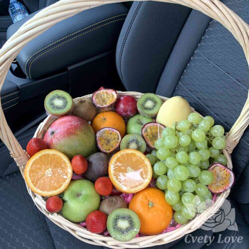 Экзотические фрукты и клубника в корзине