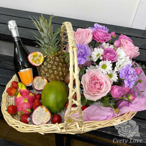 Экзотические фрукты, розы и диантусы в корзине