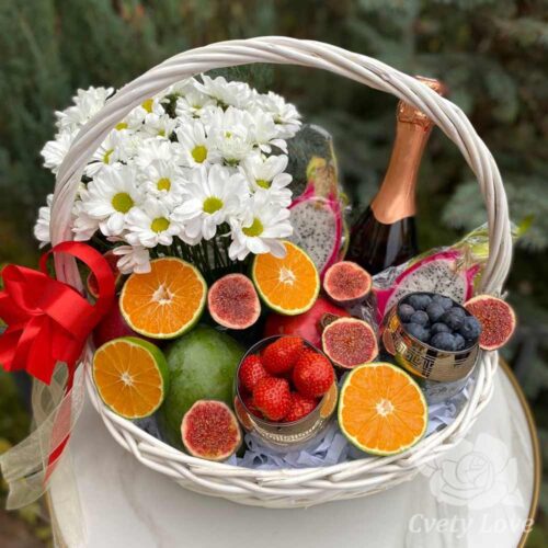 Экзотические фрукты, ягоды и хризантемы в корзине