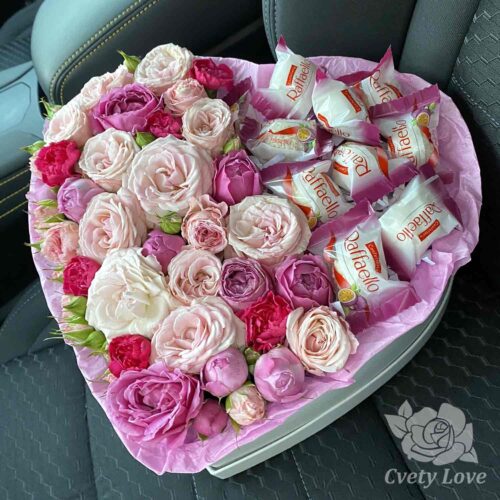 Кустовые розы и Raffaello в коробке в форме сердца