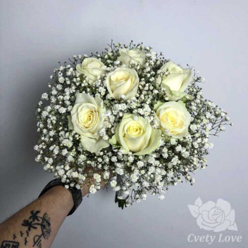 Букет невесты из белых роз и гипсофилы