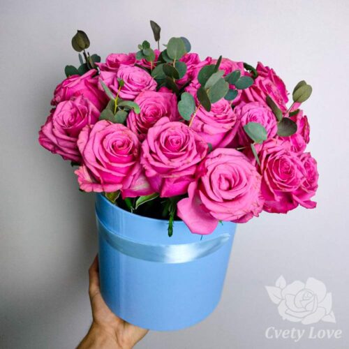 25 розовых роз с эвкалиптом в коробке
