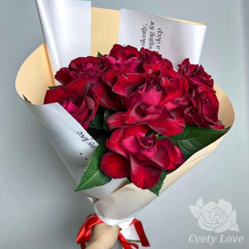 Букет из 11 красных ажурных роз