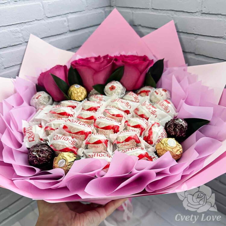 Букет из конфет рафаэлло, Ferrero Rocher и 3 роз